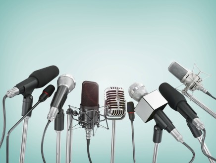 Micros de prise de son devant un fond vert pour illustrer la communication de crise